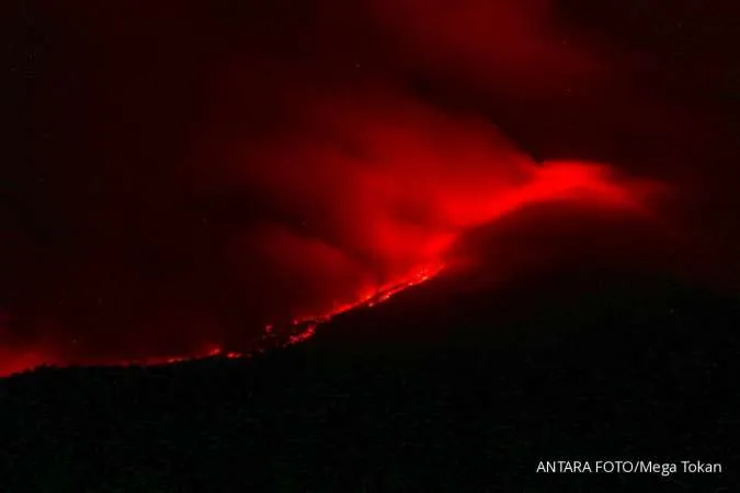 Indonesia's Mount Lewotobi Laki-laki Volcano Erupts, Killing 10 People