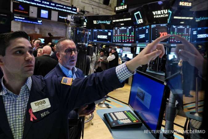 Global Stock Index Falls with Treasury Yields, Oil Prices Dip