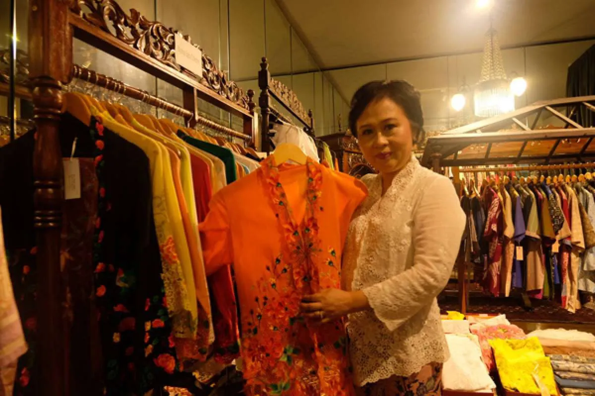 Mendesain untung dari usaha kebaya encim (2)