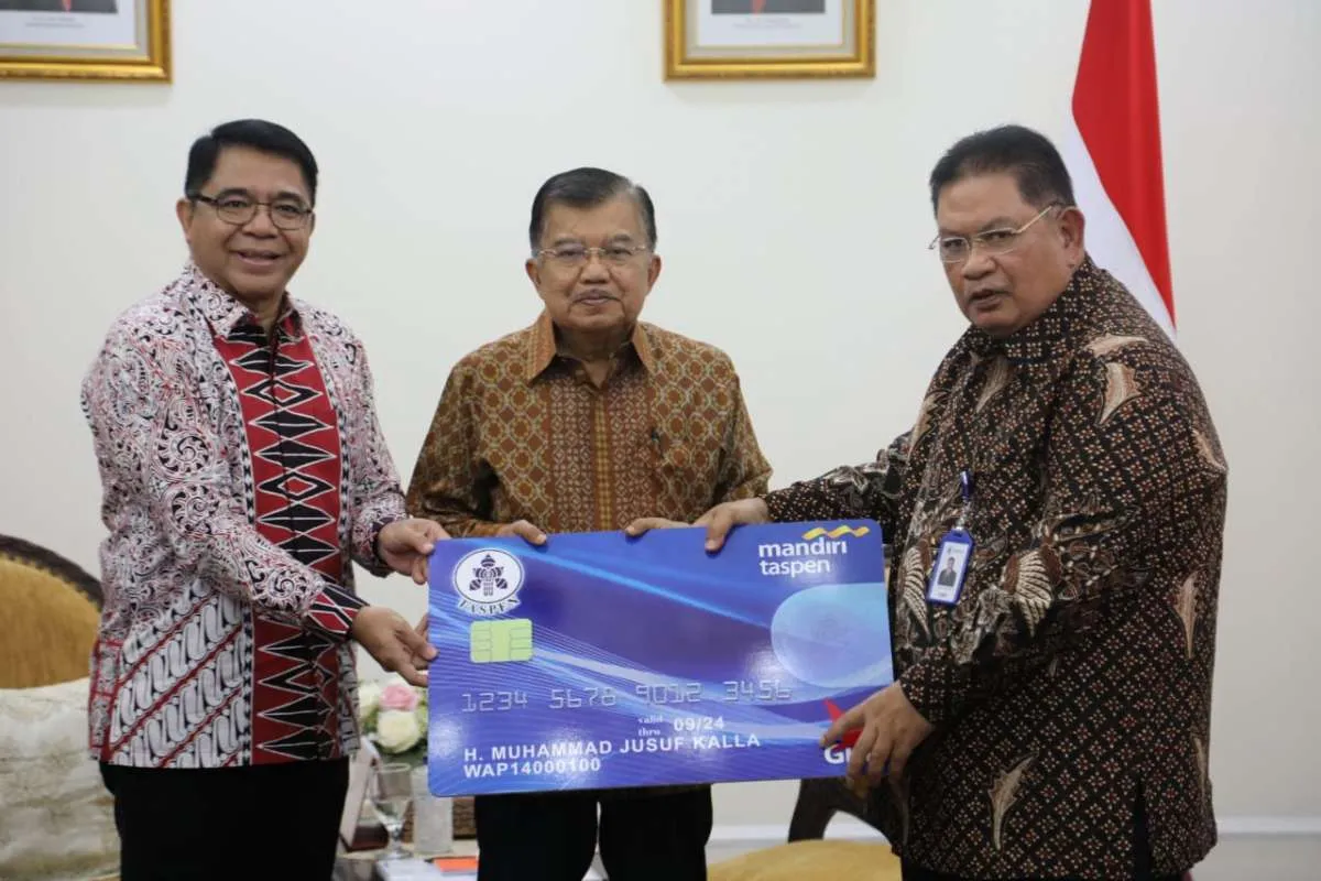 Taspen menyerahkan manfaat THT dan pensiun kepada Wapres Jusuf Kalla