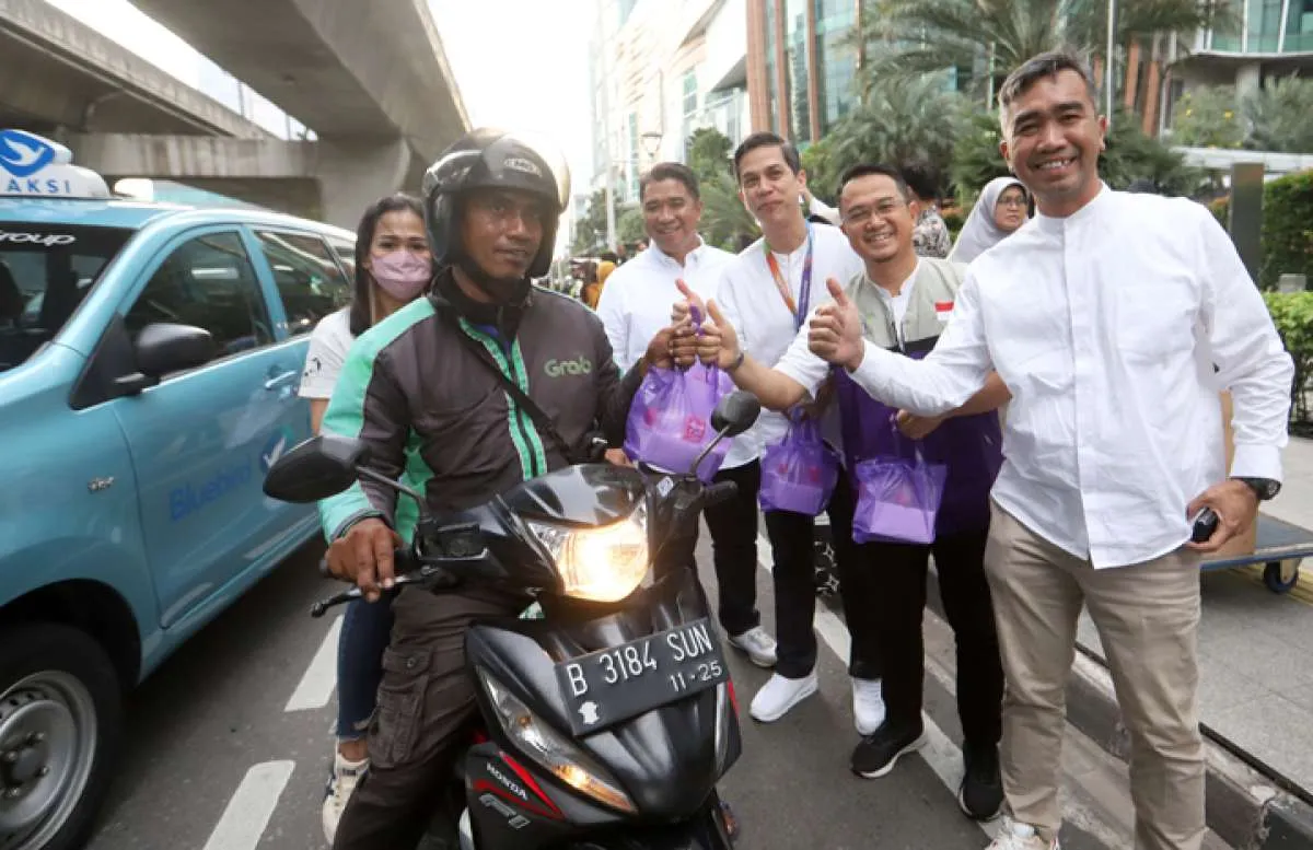 Gelar Program Muamalat Berbagi, Bank Muamalat & BMM Bagi Takjil Gratis ke Masyarakat