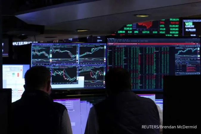 Stocks Hit Record Highs, Dollar Falls as Investors Assess Mixed Fed Messages