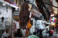 Penjualan Sandal Kolhapuri India Meroket Sepekan Terakhir Dipicu Skandal Prada