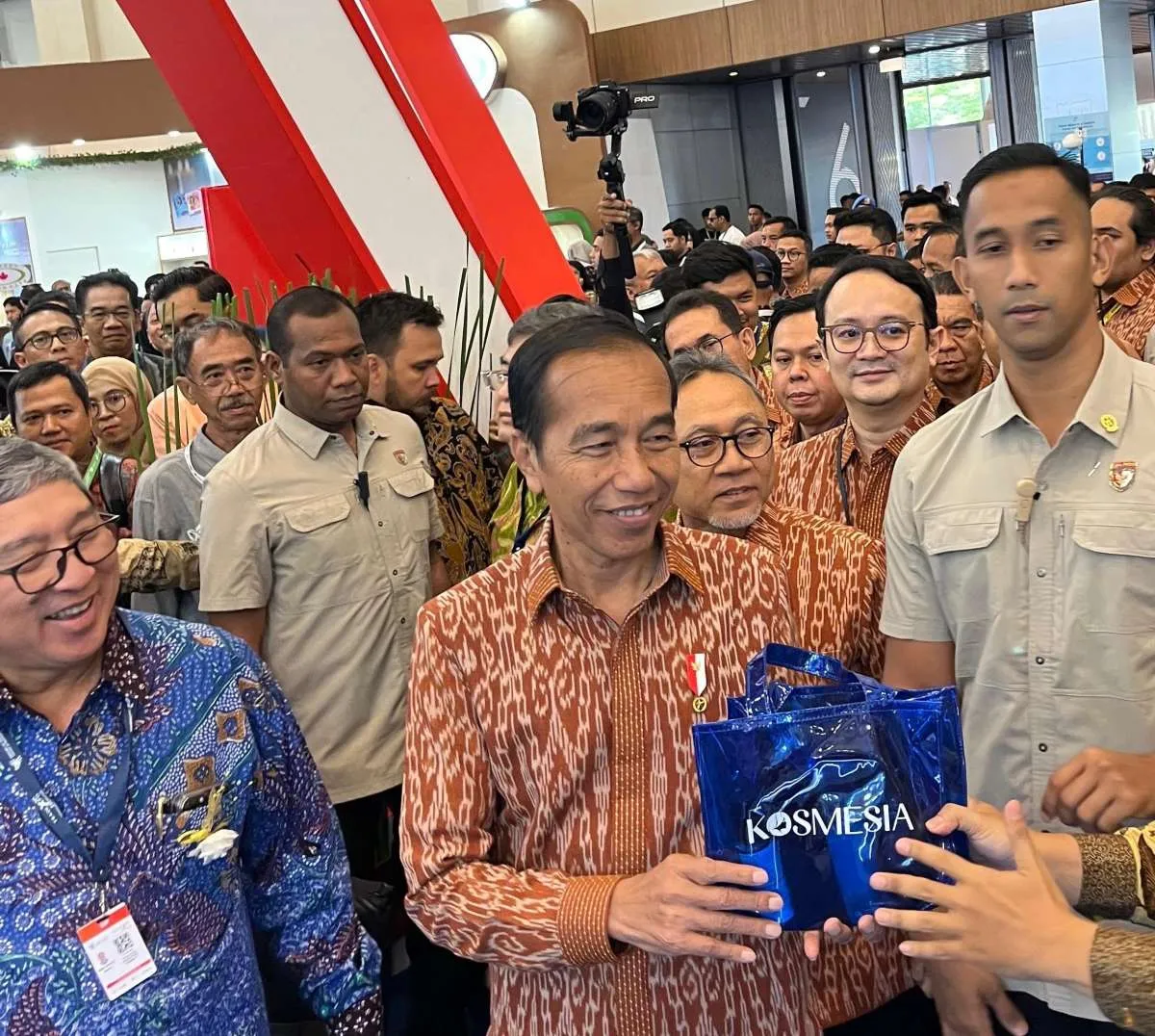 Presiden Jokowi Mampir Booth di TEI 2024, J99 Corp. Pamerkan Maklon & Brand MS GLOW 