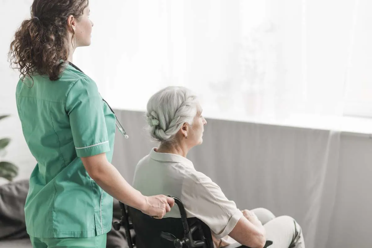 Cara Menjadi Caregiver Lansia atau Pramurukti di Luar Negeri, Syarat, dan Pelatihan