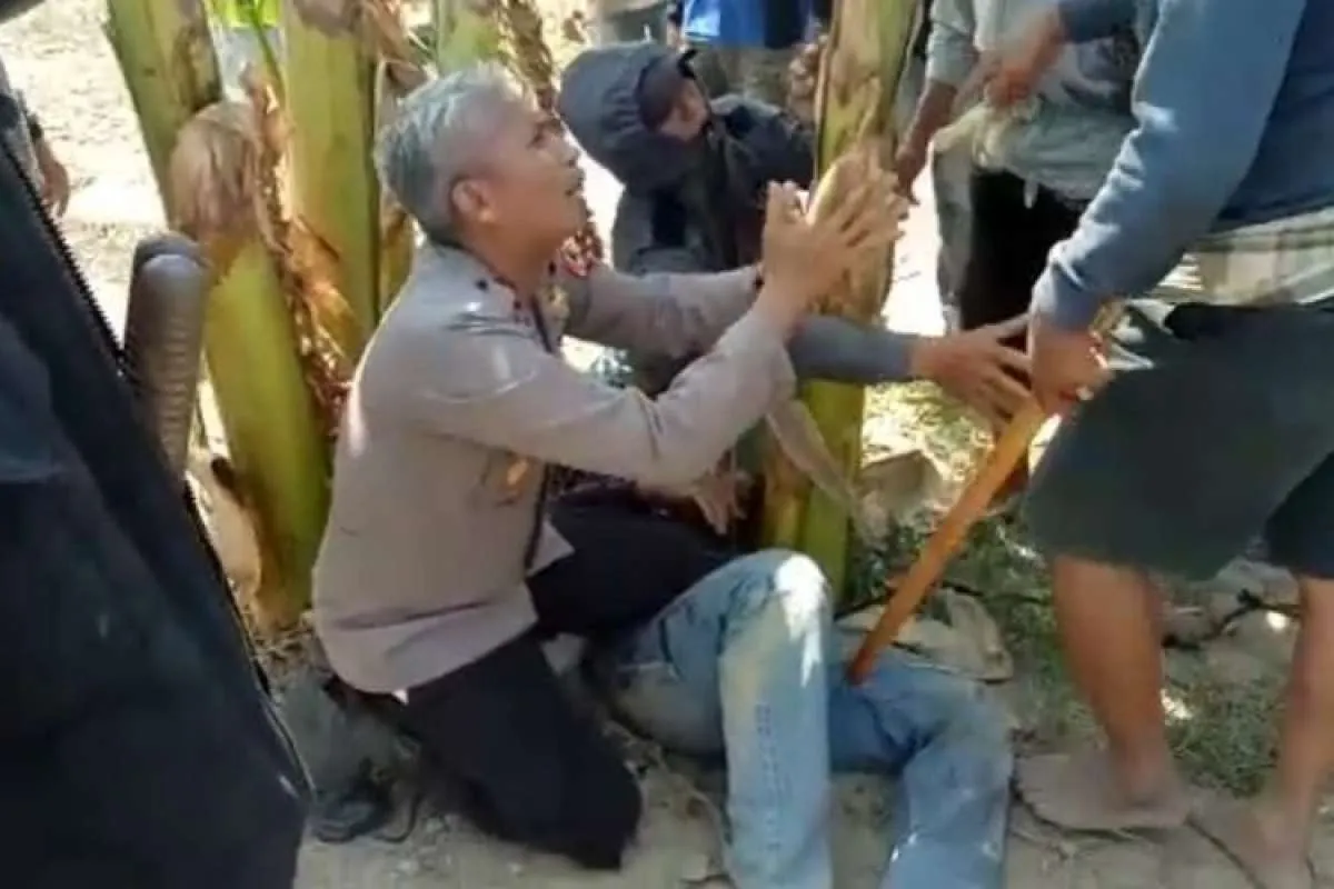 Viral video Kapolsek bersimpuh di hadapan massa yang bawa golok, begini ceritanya