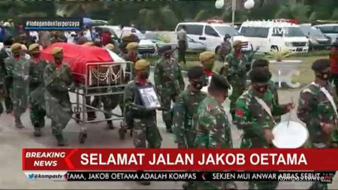 Diserahkan ke negara, peti jenazah Jakob Oetama diangkat prajurit TNI