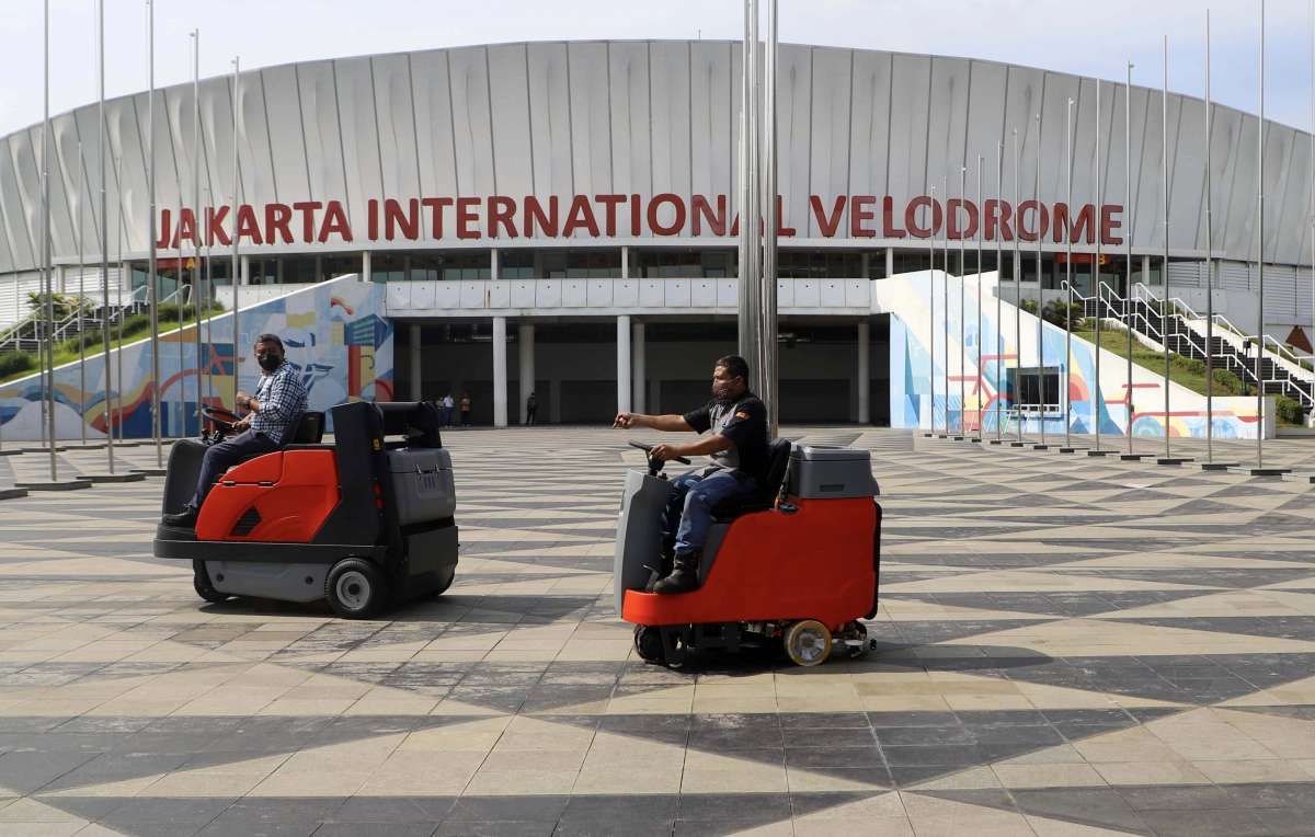 Penyediaan mesin pembersih jalan oleh Kobexindo Tractors