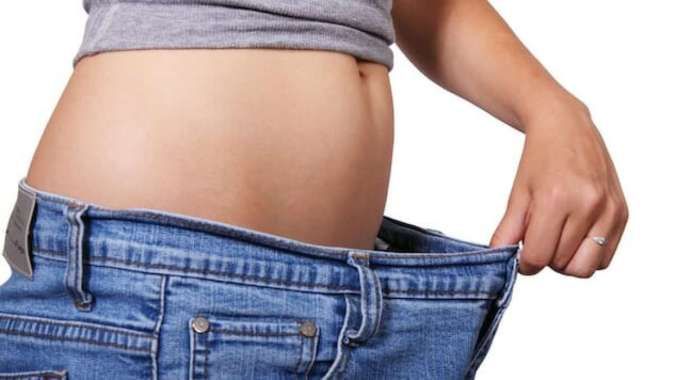 4 Jenis Pakaian yang Sebaiknya Tidak Dipakai Jika Punya Perut Buncit, Termasuk Jeans