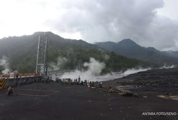 Indonesia's Semeru Volcano Erupts, People Warned to Stay Away