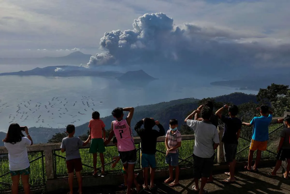 Seluruh penerbangan yang melalui Gunungapi Taal dibatalkan