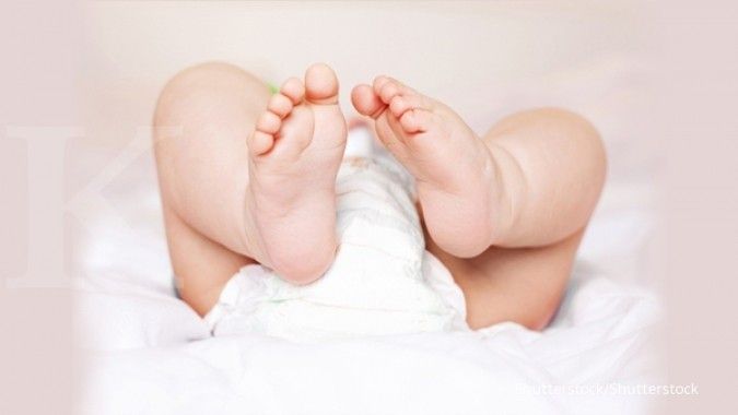 Popok bisa jadi salah satu penyebab bintik merah pada bayi.