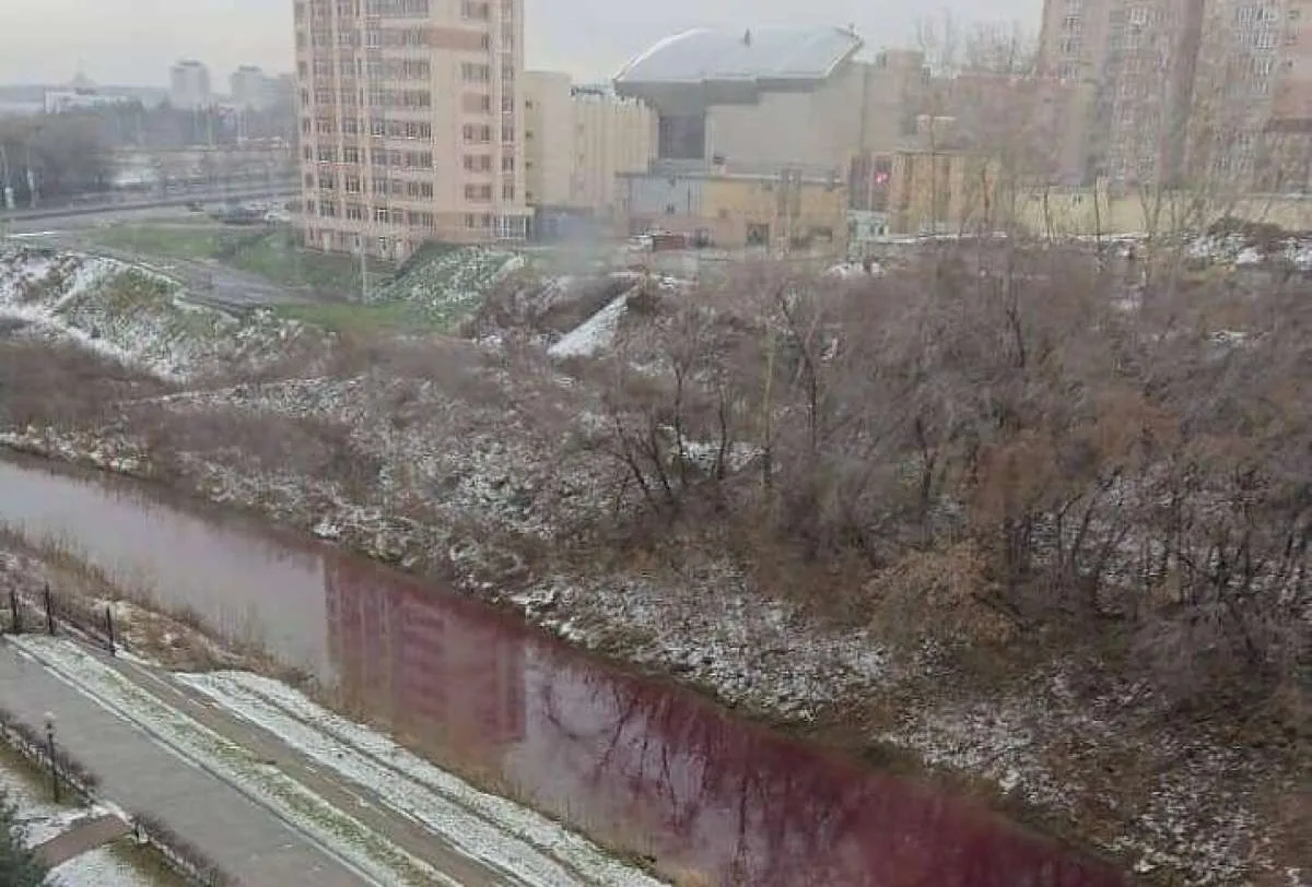 Warna sungai di Rusia ini tiba-tiba berubah jadi merah darah, apa yang terjadi?
