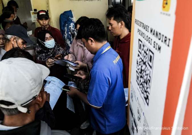 Antrean pemohon perpanjangan Surat Izin Mengemudi (SIM)