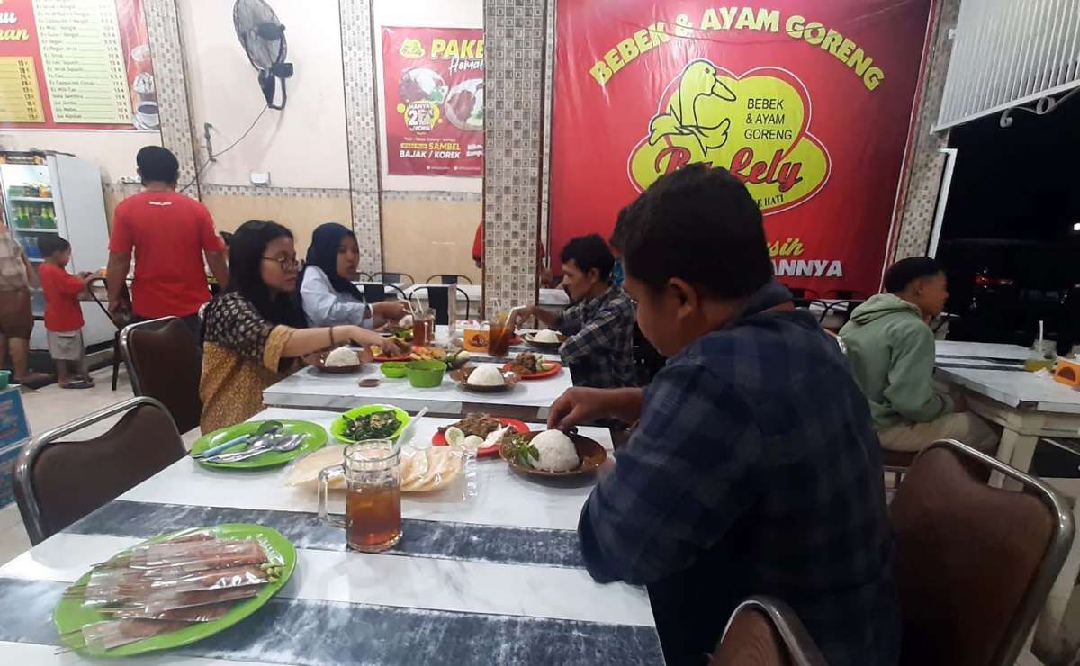 Mengisi Perut dengan Nikmatnya Bebek Lely
