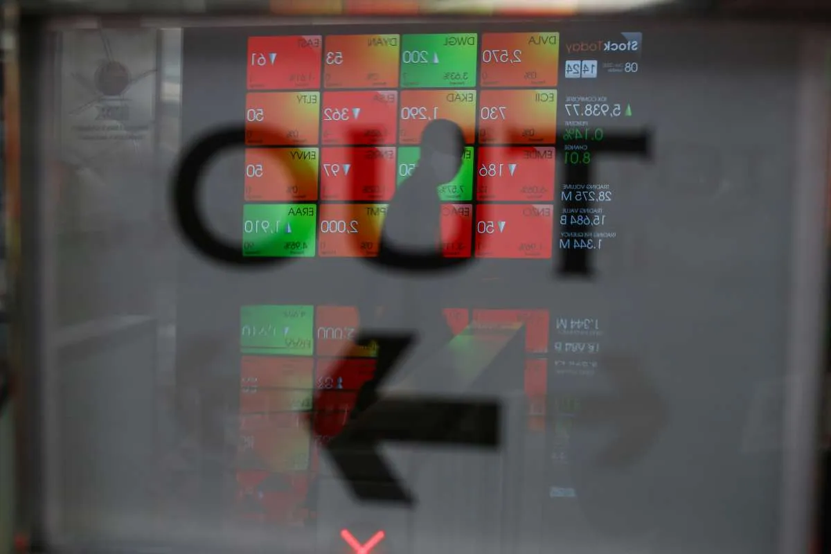 IHSG anjlok 1,96% ke 5.862 pada Jumat (29/1), asing menjual saham-saham bank