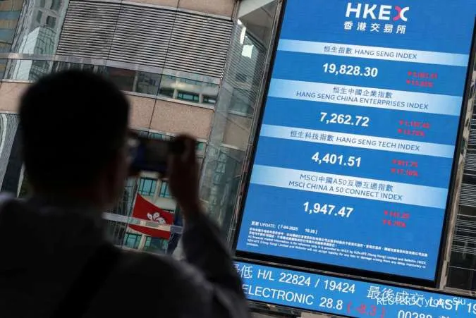 Asian Stocks Waver, Dollar Sags Under Weight of Trump Tariffs, Fed Uncertainty