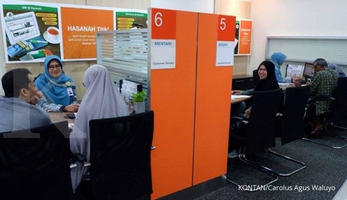 Customer Service melayani nasabah BNI