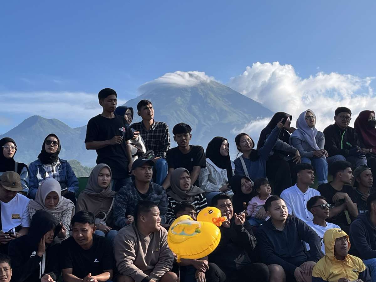 Menyaksikan festival balon