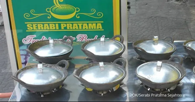 Serabi, pancake asal Indonesia yang sedang dimasak