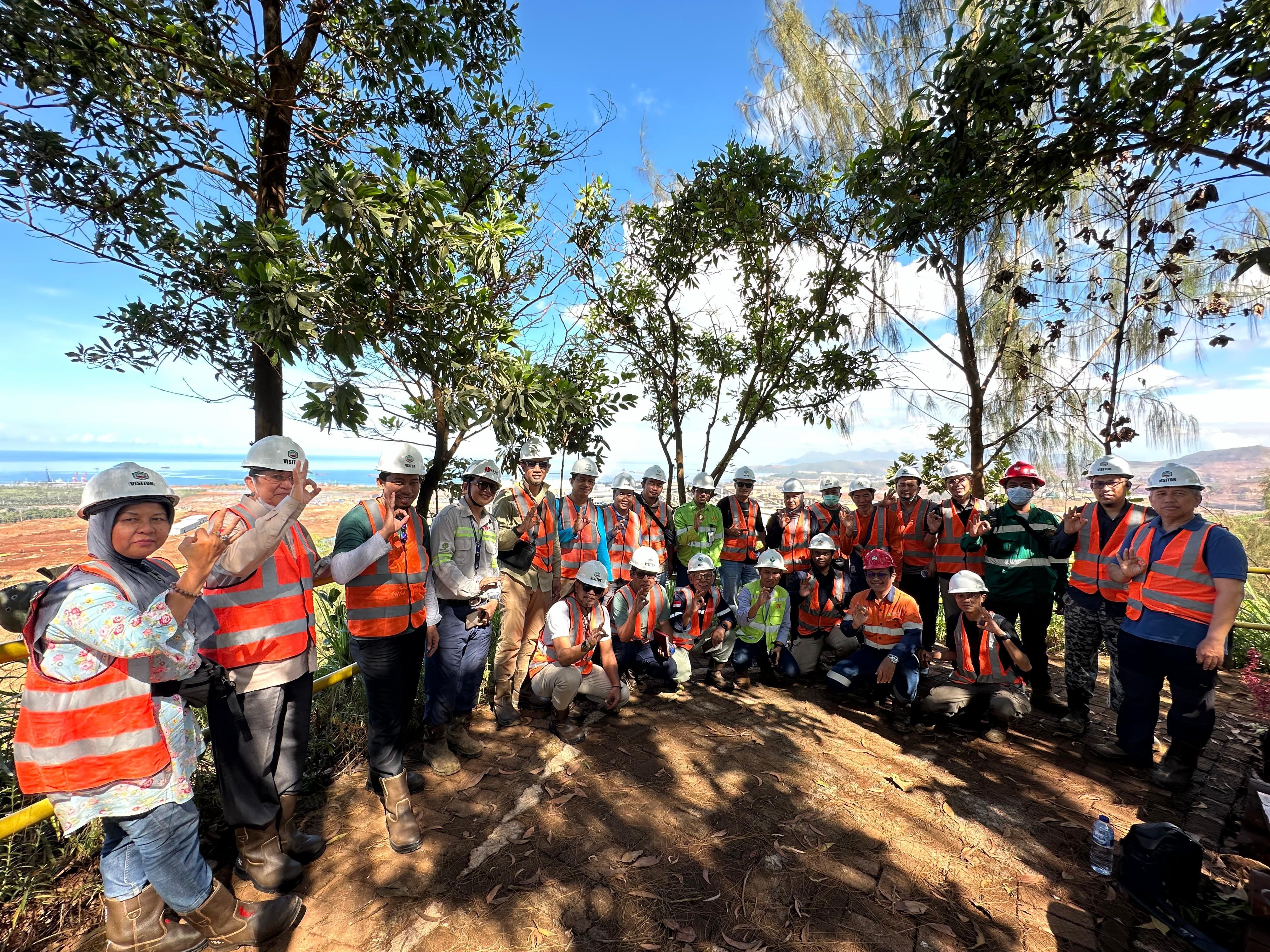 Kunjungan akademisi Univesitas Hasanuddin yang dipimpin oleh Prof. Dr. Ir. Eymal Bashar Demmallino ke Pulau Obi (baris pertama di bawah, kedua dari kiri), di area operasional Harita Nickel, pada akhir tahun 2024.