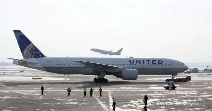 United Airlines Shares Fall 3.4% After US FAA Increases Oversight