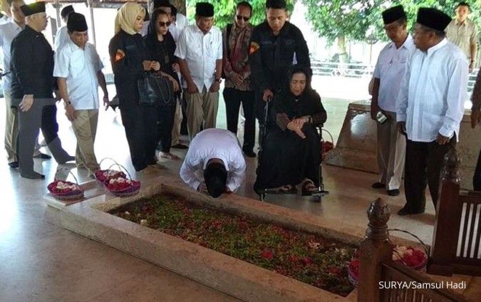 Didampingi Rachmawati, Prabowo mencium pusara makam Bung Karno