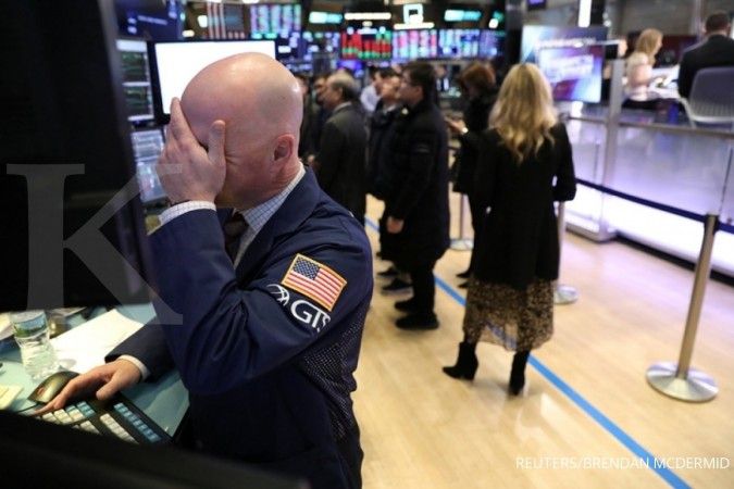 Wall Street tergerus data ekonomi AS yang menurun
