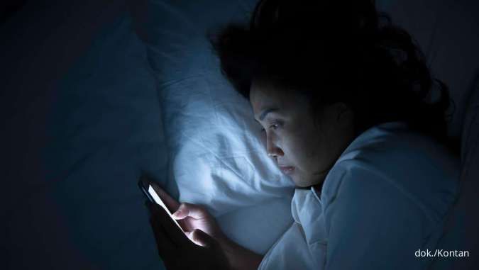 3 Dampak Bermain HP Sebelum Tidur yang Penting Diketahui