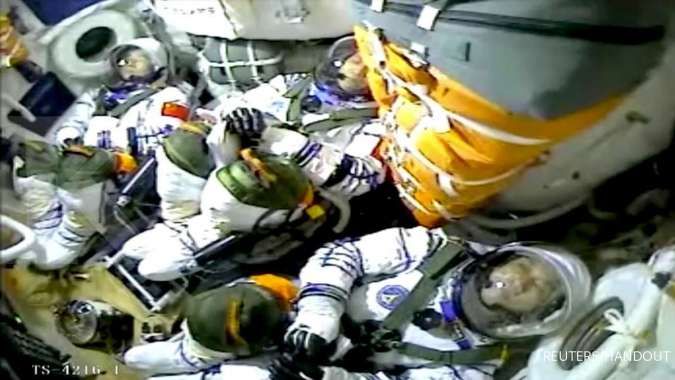 China sukses luncurkan tiga astronot menuju stasiun luar angkasa yang baru 