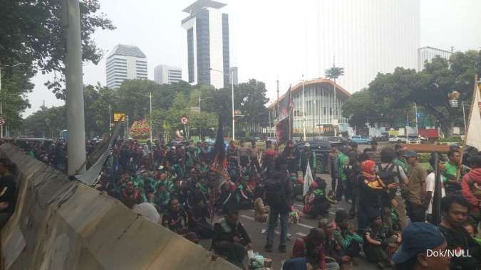 Ratusan Driver Ojol Turun ke Jalan, Protes Status Buruh dan Tolak Komisi 10%