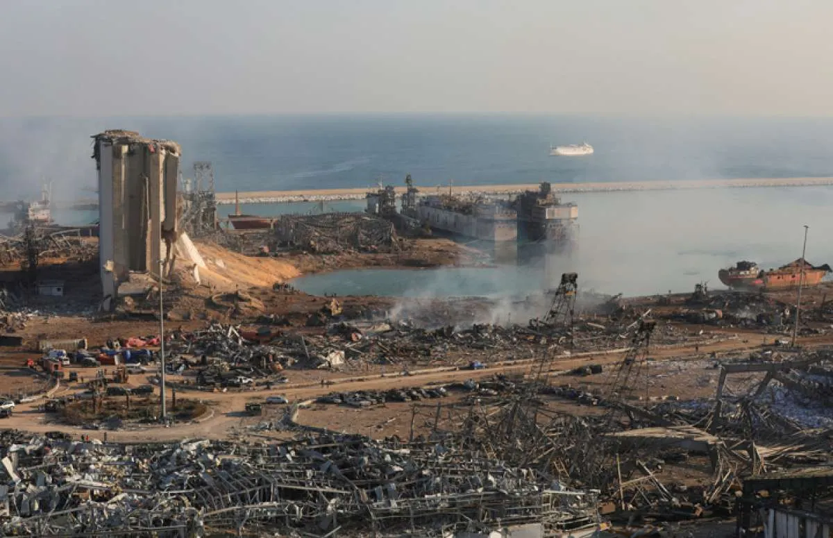 Citra satelit ini tunjukkan bagian pelabuhan hilang akibat ledakan besar di Beirut