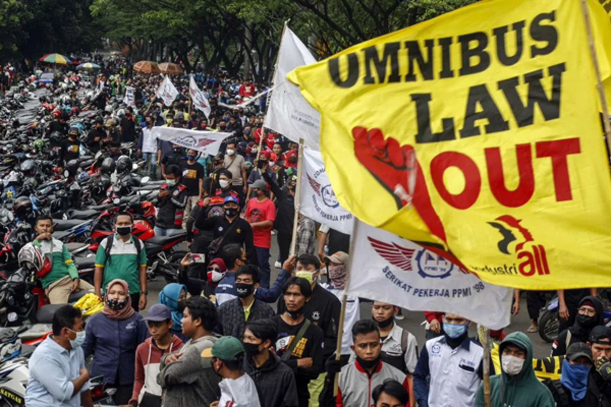 Demo tolak omnibus law bisa menekan pasar saham di jangka pendek 