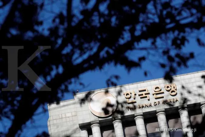 South Korea central bank holds rates as growth outlook sours