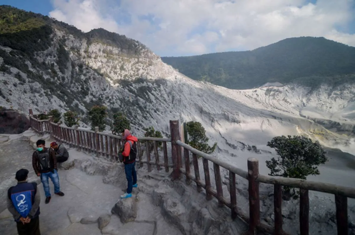 Gunung Tangkuban Perahu kembali erupsi dengan tinggi kolam abu 180 m