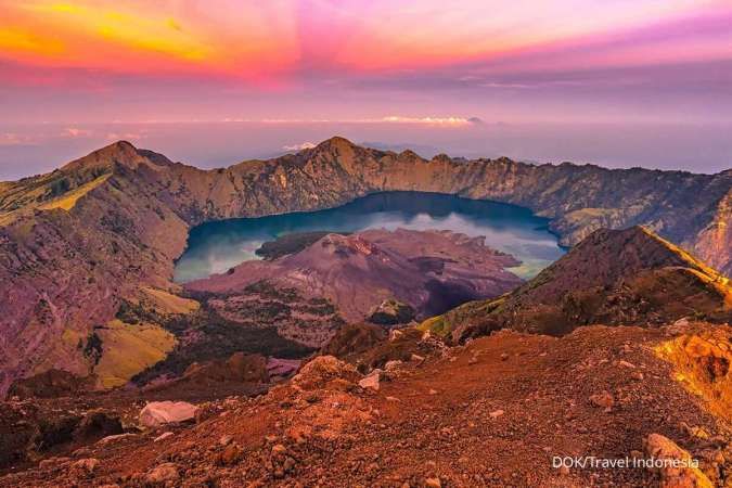 Gunung Rinjani Lombok Indonesia masuk dalam urutan 10 gunung tertinggi di Indonesia