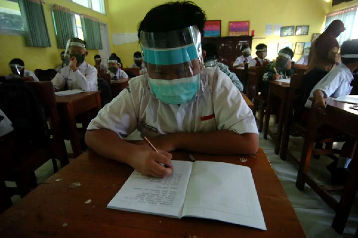 Wali Kota Tangerang akan mencabut izin sekolah yang menggelar belajar tatap muka