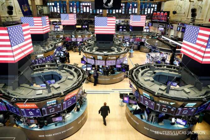 Wall Street bergerak tipis setelah ambyar di awal pekan