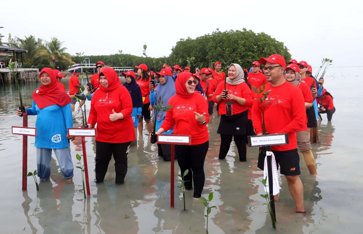 Penanaman Mangrove dari Nasabah Generali Indonesia