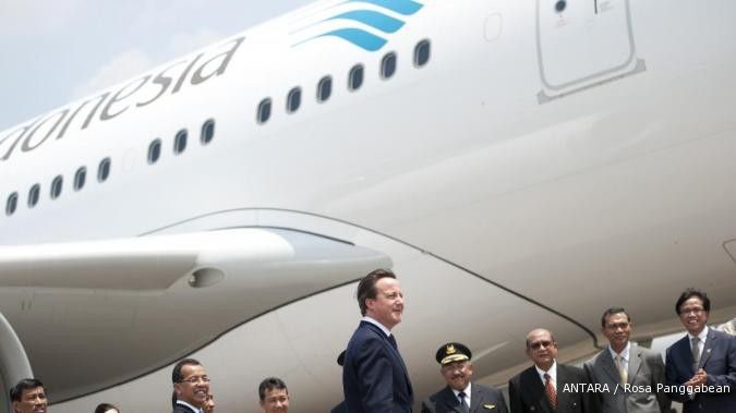 Cameron lauds Indonesia, touts arms sales