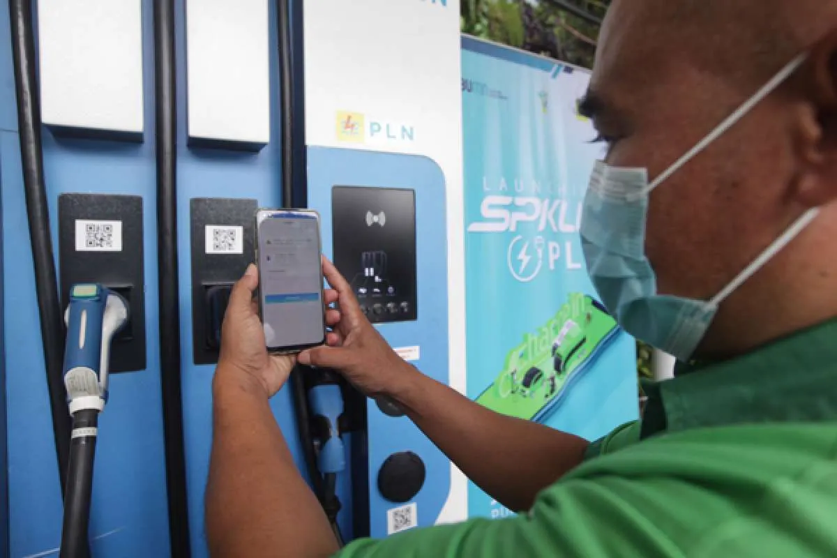 Pemerintah dorong kendaraan listrik, begini kontribusi PLN dan Pertamina