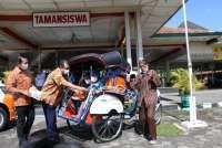 Askrindo serahkan bantuan becak listrik perpustakaan kepada pegiat literasi