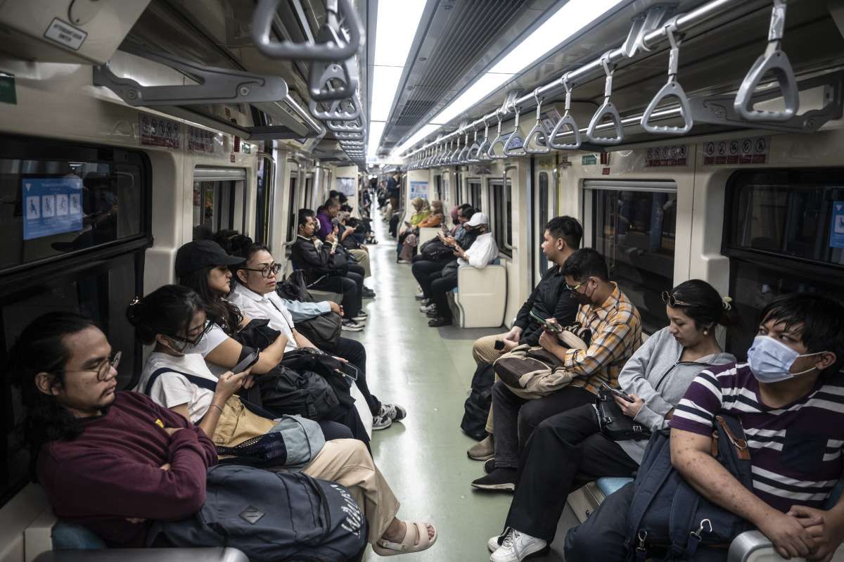 Menikmati Suasana Kota dari Dalam LRT Jabodebek