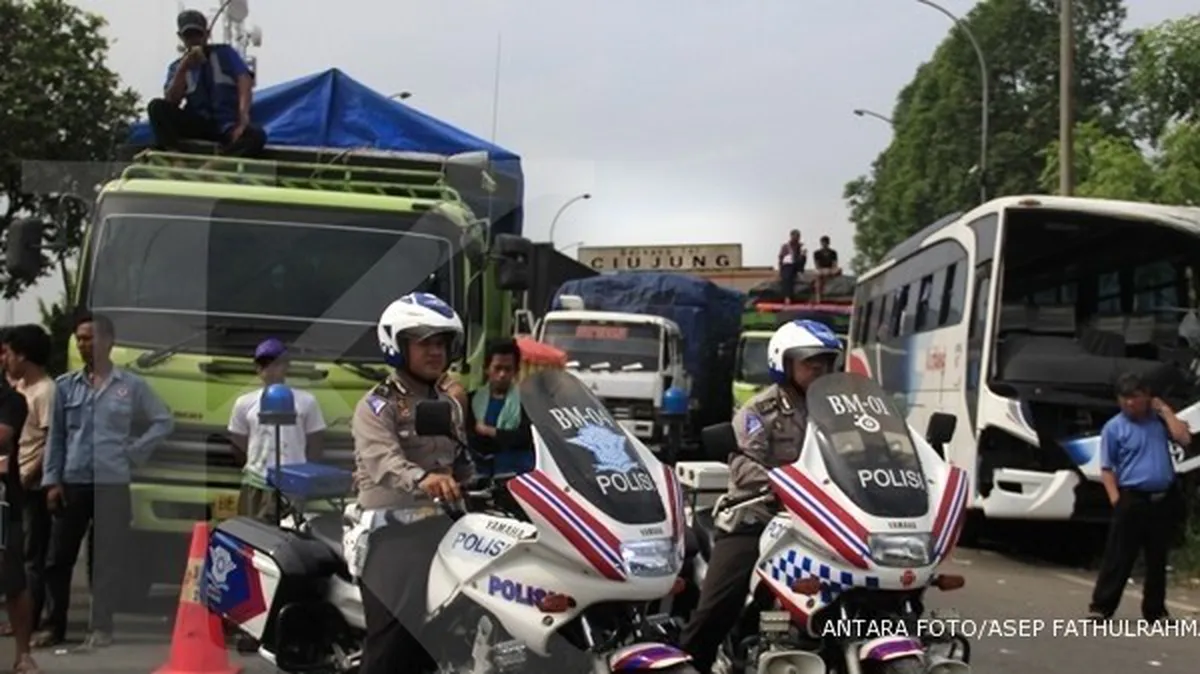 Empat pintu tol ditutup, macet makin parah