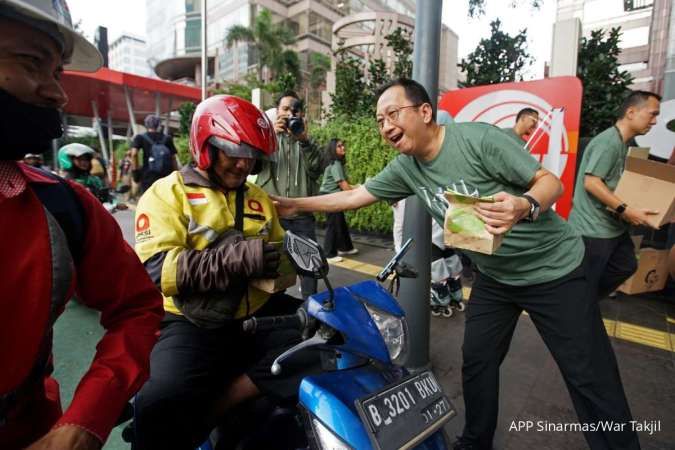 APP Group dan Tzu Chi APP Thamrin Bagikan Takjil Berkemasan Ramah Lingkungan