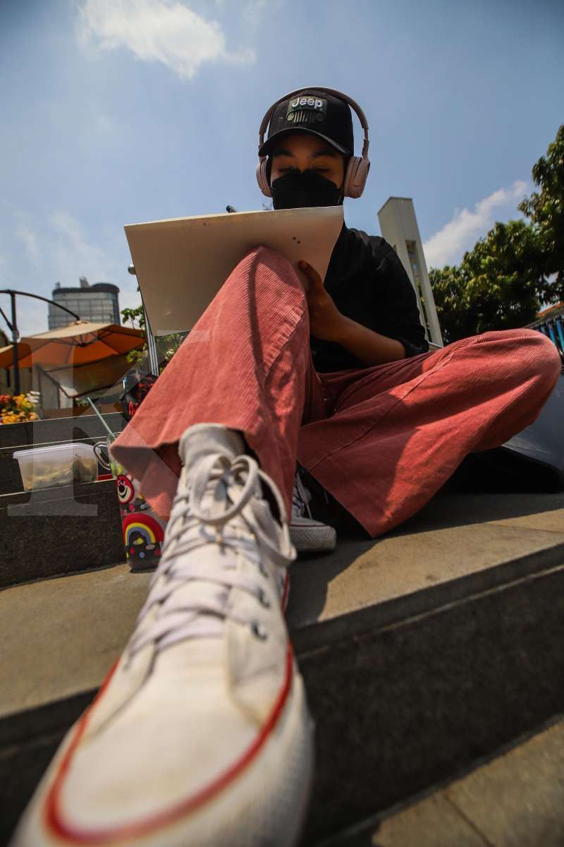 Menggambar sketsa