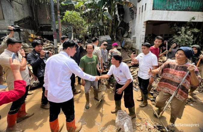 Tinjau Lokasi Banjir di Bekasi, Gibran Pastikan Bantuan Tepat Sasaran