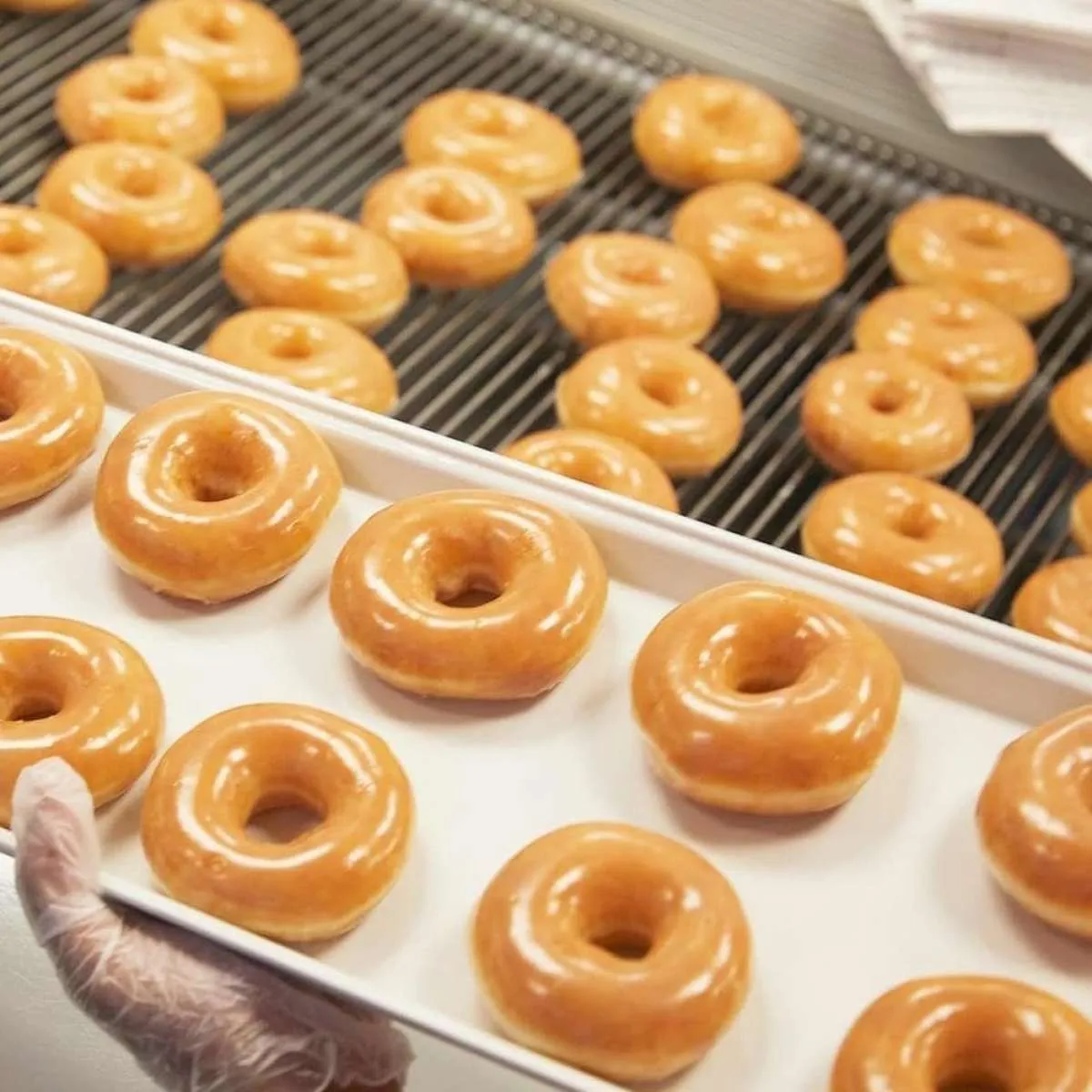 Promo Krispy Kreme 27-28 Mei 2021, ada penawaran beli 1 lusin gratis 1 lusin donat!