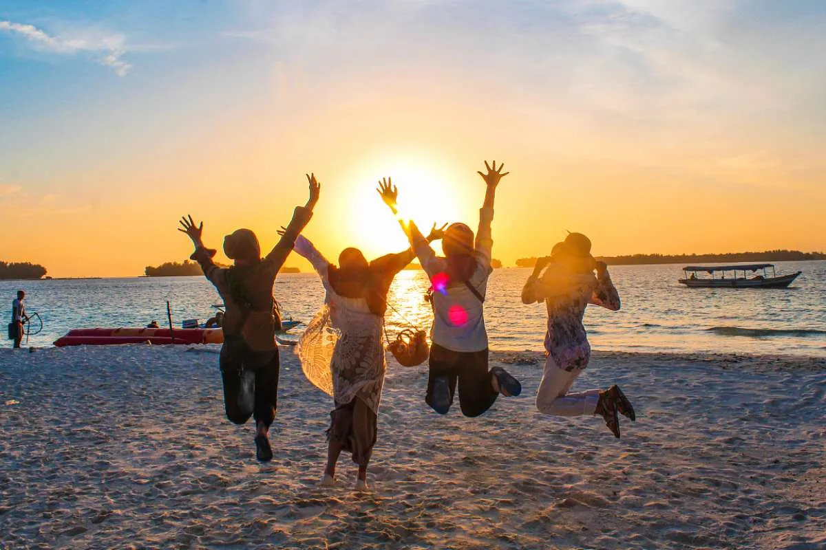 Inilah daerah bebas Covid-19 per 12 Desember 2021 yang aman untuk liburan 