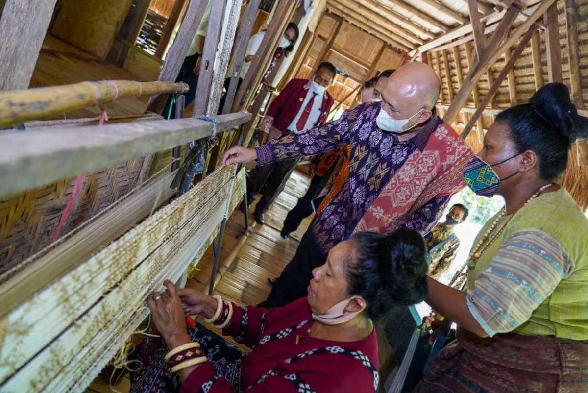 Teten Masduki resmikan program edukasi koperasi dan kewirausahaan tenun ikat di NTT